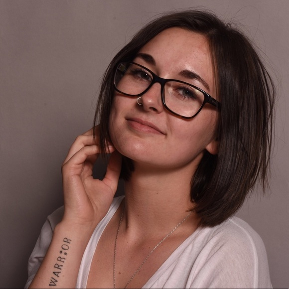 Profile Picture of Amanda Holmgren (@amandaholmgren) on Poshmark