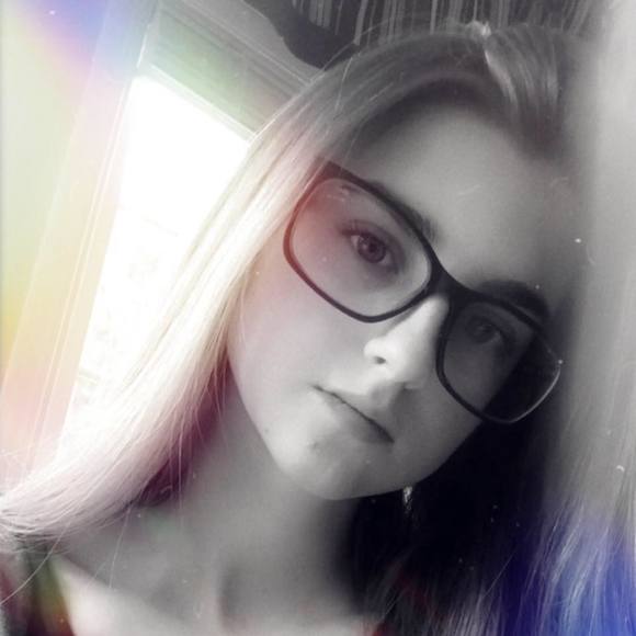 Profile Picture of Julia Hafner (@juliahafner) on Poshmark