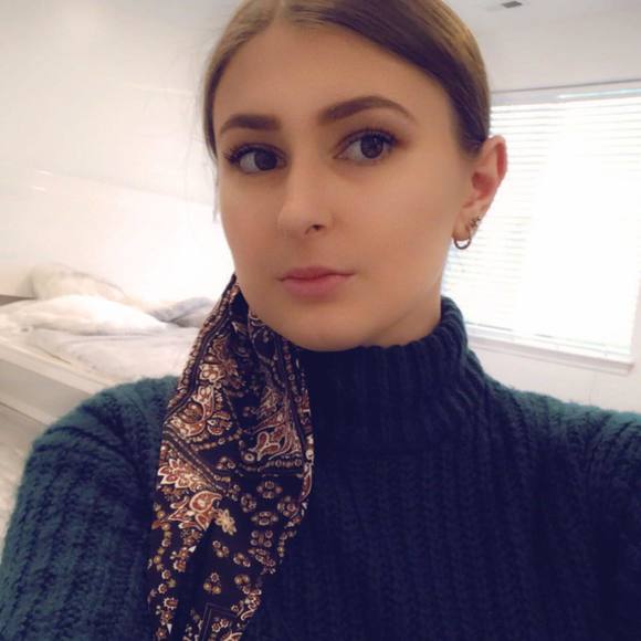 Profile Picture of Karina Shtogrin (@karinashtogrin) on Poshmark