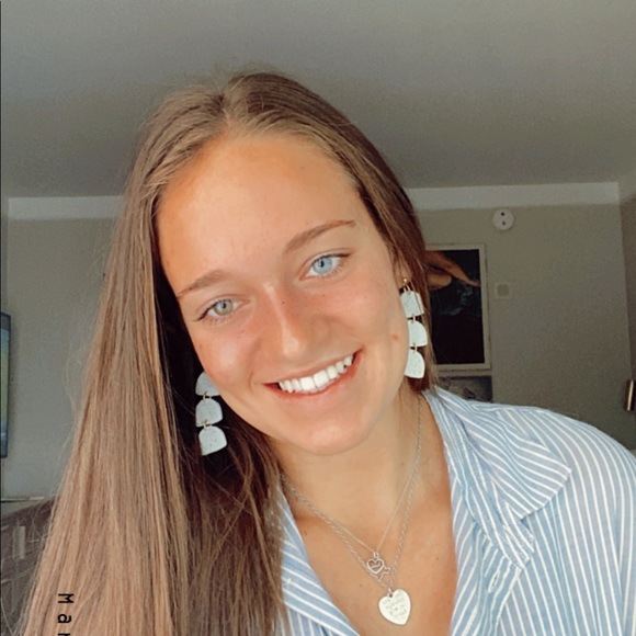 Profile Picture of Kate Frank (@katefrank22) on Poshmark