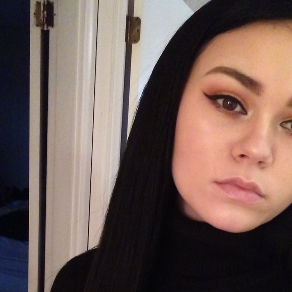 Profile Picture of Mia Lamunyon (@mialamunyon) on Poshmark