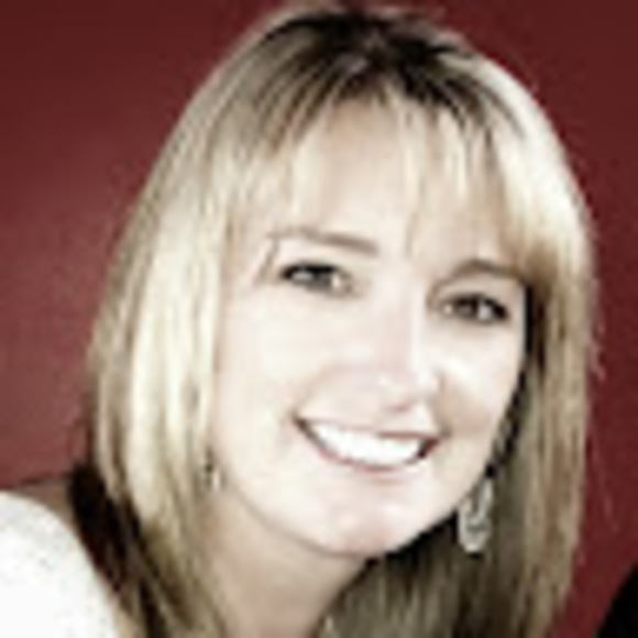 Profile Picture of Jennifer Leszczynski (@jenleszczynski) on Poshmark