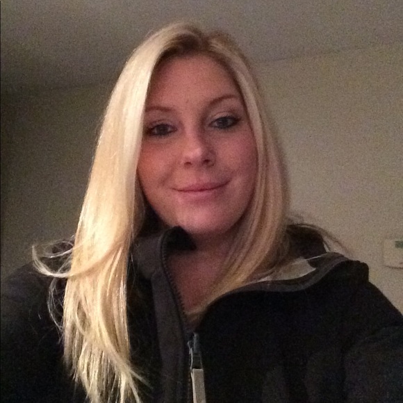 Profile Picture of Robin Schmidt (@rwithrow30) on Poshmark