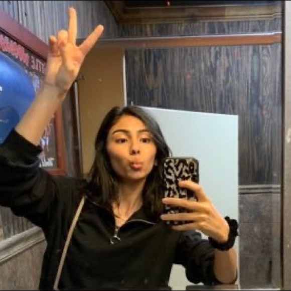 Profile Picture of Lily Andrade (@lilyandrad3) on Poshmark