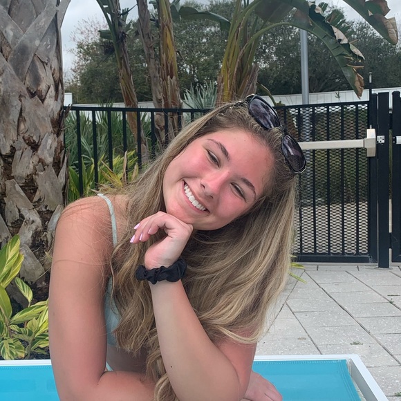 Profile Picture of Brielle Andvik (@bandvik15) on Poshmark