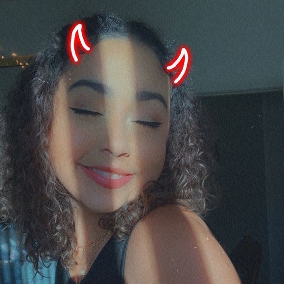 Profile Picture of Lyla Joeckel (@okeelylaa) on Poshmark