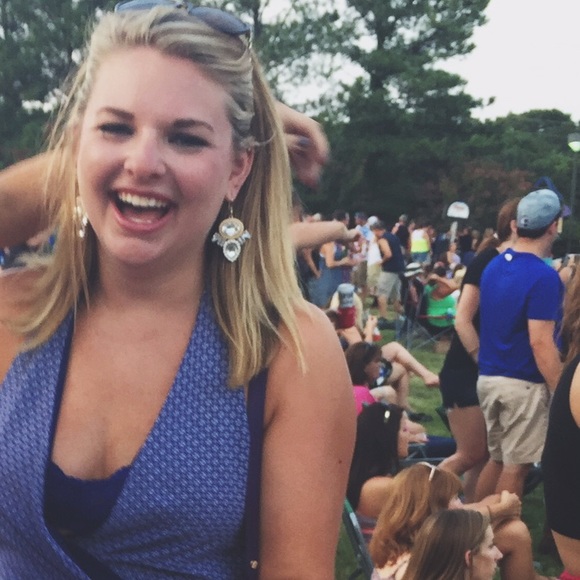 Layne Fisher - Poshmark Profile Picture of Layne Fisher (@lvfisher) on Poshmark