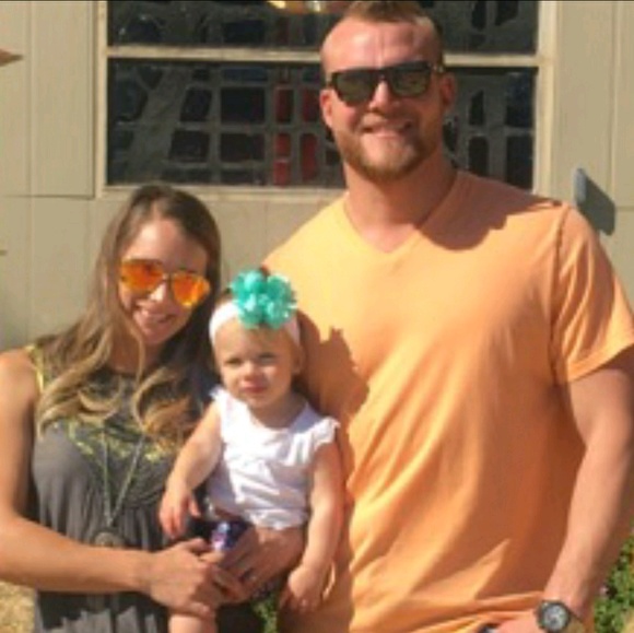 Profile Picture of Alecia Holt (@arholt21) on Poshmark