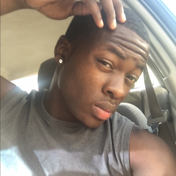 Profile Picture of Cedric robert Hampton jr. (@crhampt5) on Poshmark