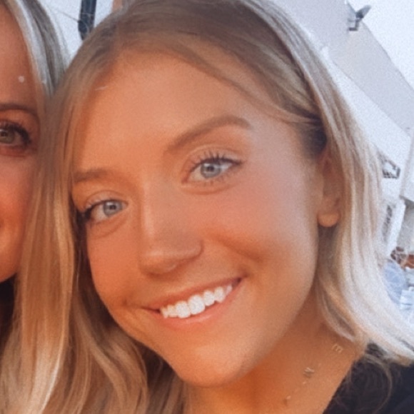 Profile Picture of Emily Hilsdorf (@emilyhilsdorf) on Poshmark