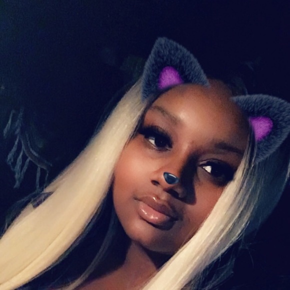 Profile Picture of Rayonnia Sparks (@rayonniasparks) on Poshmark