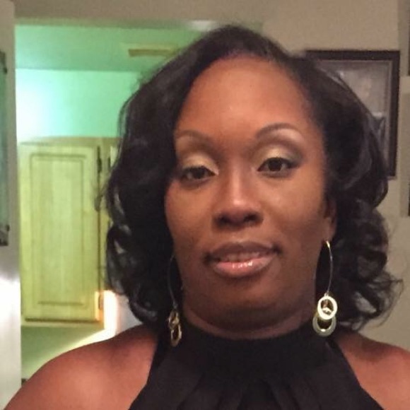 Profile Picture of Maxine Cardwell (@peaches264) on Poshmark