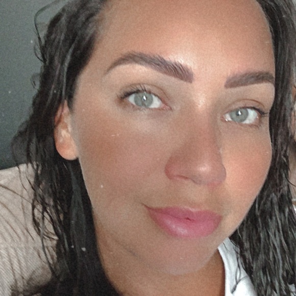 Profile Picture of Chantelle Hurson (@chantellehurson) on Poshmark