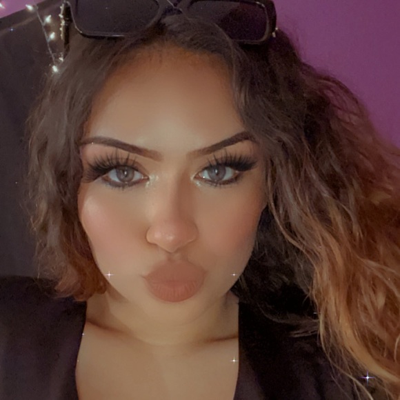Profile Picture of Bianca Salinas (@biancagisseelle) on Poshmark