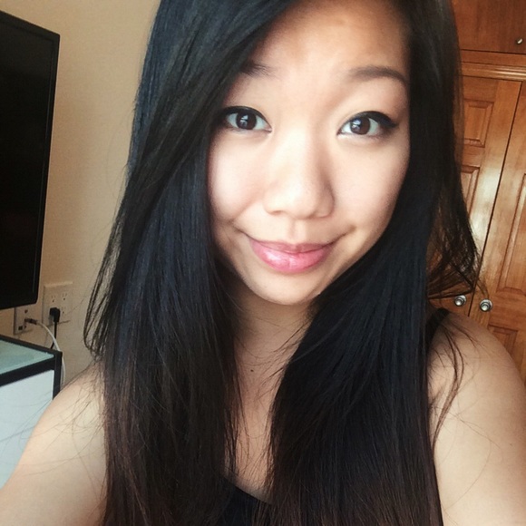 Profile Picture of Amy Wu (@amiiwoo) on Poshmark