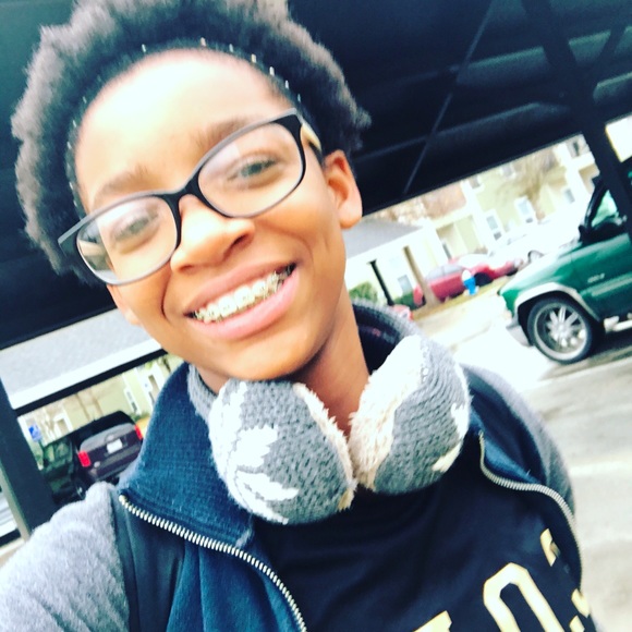 Profile Picture of Mikell Thompson (@leabay) on Poshmark