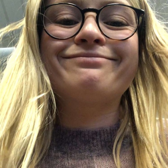 Profile Picture of Amanda Chapman (@achapm23) on Poshmark