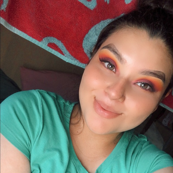Profile Picture of Helen Limas (@helenlimas) on Poshmark
