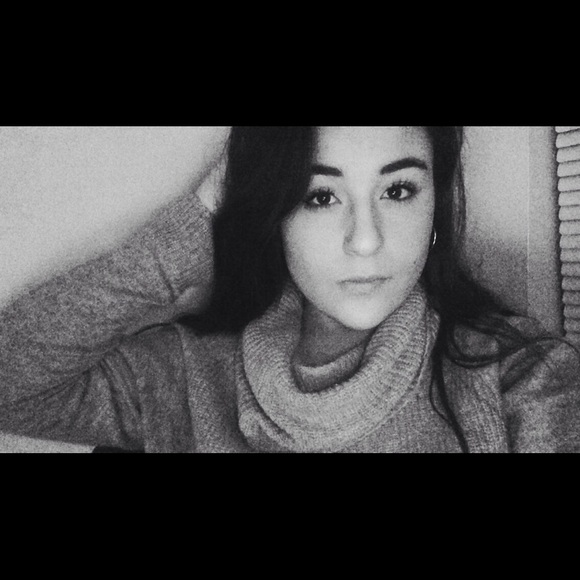 Profile Picture of Mary Cardona (@mcardona17) on Poshmark