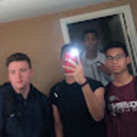 Profile Picture of Farrell Fawzi (@farrellfawzi) on Poshmark