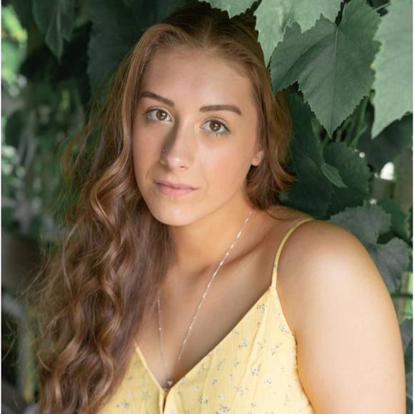 Profile Picture of Mia Lustick (@alustick19) on Poshmark