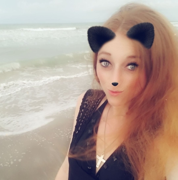 Profile Picture of Amy Crum (@amycrum153) on Poshmark