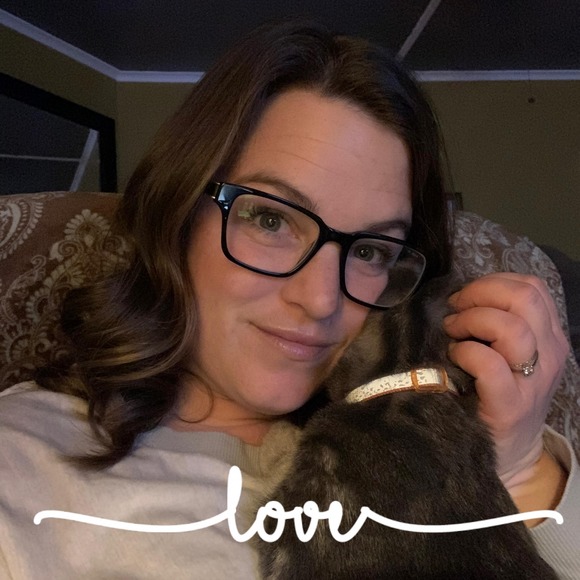 Profile Picture of Danette Weegar (@danette0612) on Poshmark