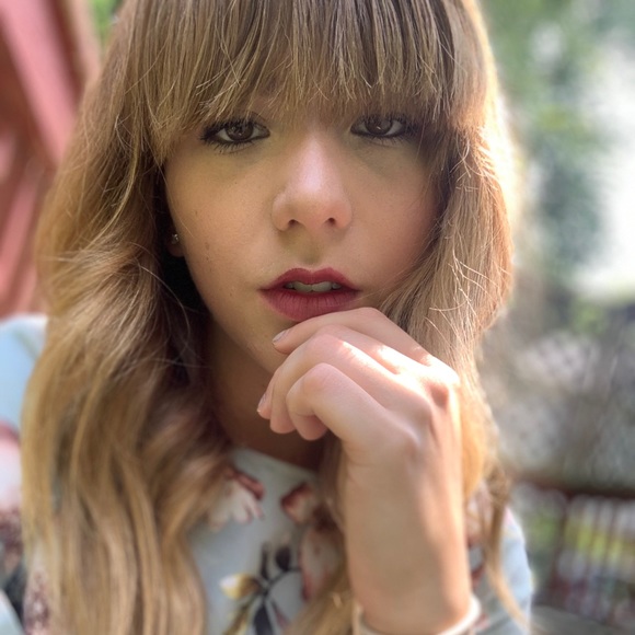 Laura Gates - Poshmark Profile Picture of Laura Gates (@lauragates777) on Poshmark