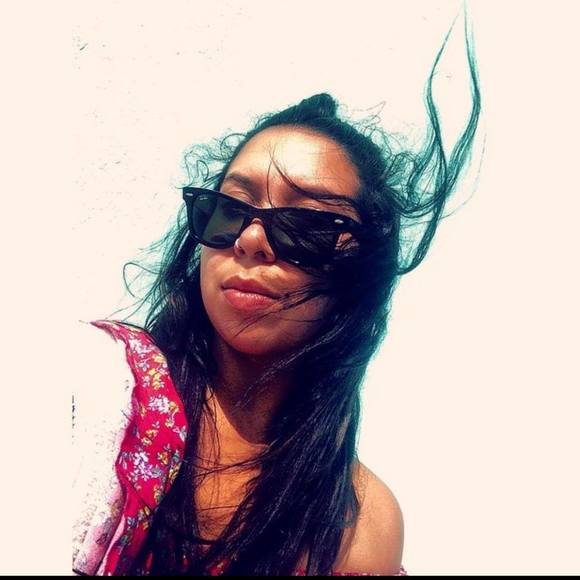 Profile Picture of Valerie Charnetski (@cutiepink81) on Poshmark