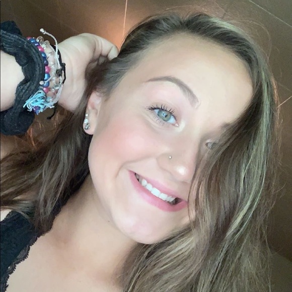 Profile Picture of Emily Welshons (@em_welshons) on Poshmark