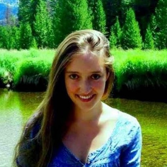 Profile Picture of Stephanie Nevel (@stepha1maria) on Poshmark