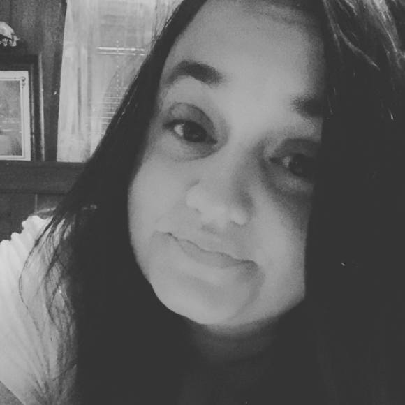 Profile Picture of Shalynn Hoggan (@lilchic44) on Poshmark