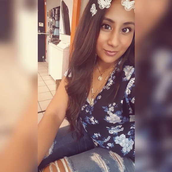 Profile Picture of Elizabeth Velasquez (@elizaa9621) on Poshmark