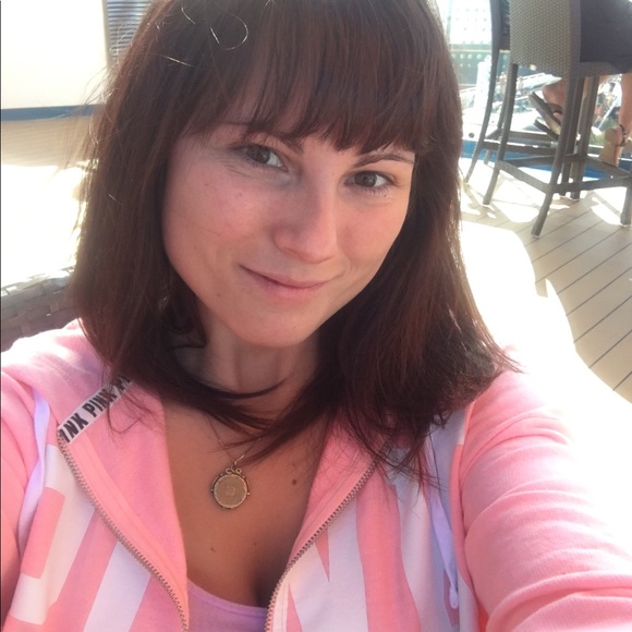 Profile Picture of Nicole Shellhammer (@nshel0b) on Poshmark