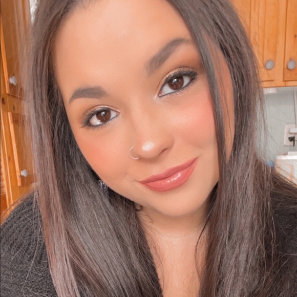 Profile Picture of Bethany Broyles (@bethanyleannexo) on Poshmark