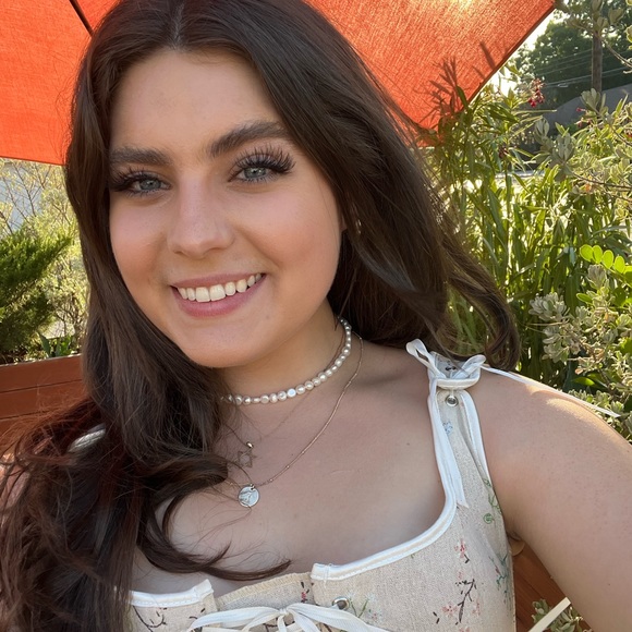 Profile Picture of Jianna Covarelli (@jiannacov) on Poshmark