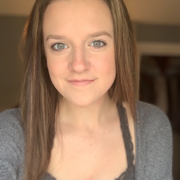 Profile Picture of Avery Baloun (@averybaloun) on Poshmark