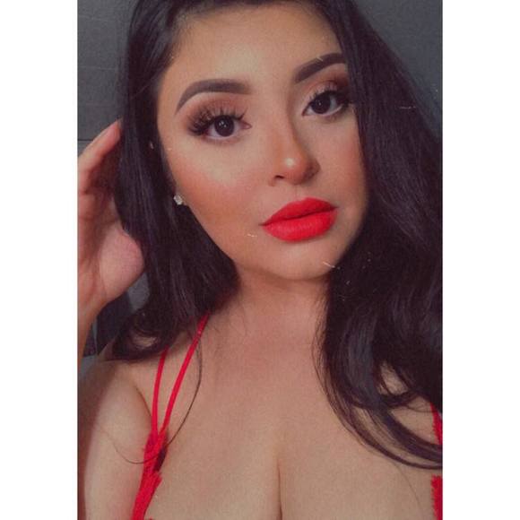 Profile Picture of Jennifer Gomez (@jennifergomez_) on Poshmark