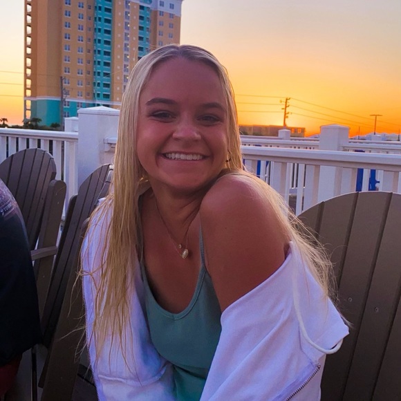 Profile Picture of Rachel Zilligen (@razilligen) on Poshmark