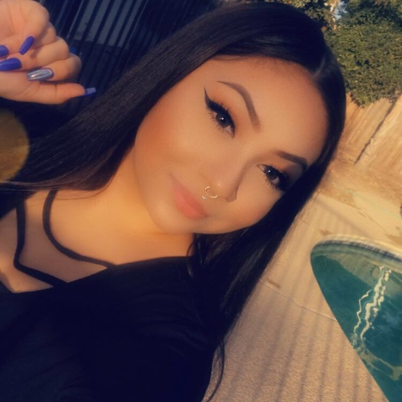 Profile Picture of Jessica Laxson (@dressedbyjessie) on Poshmark