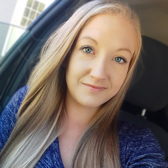Profile Picture of Laurie Conant (@lconant12) on Poshmark
