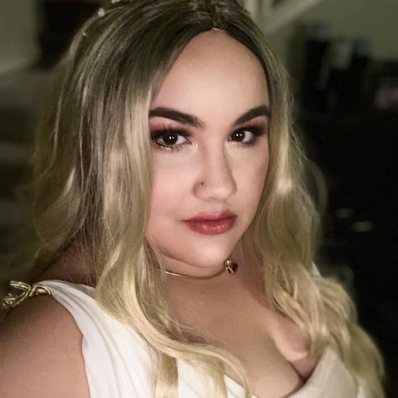 Profile Picture of Hannah Davies (@hanad1995) on Poshmark