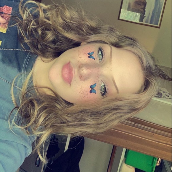 Profile Picture of Jade Cox (@jadeemily144) on Poshmark