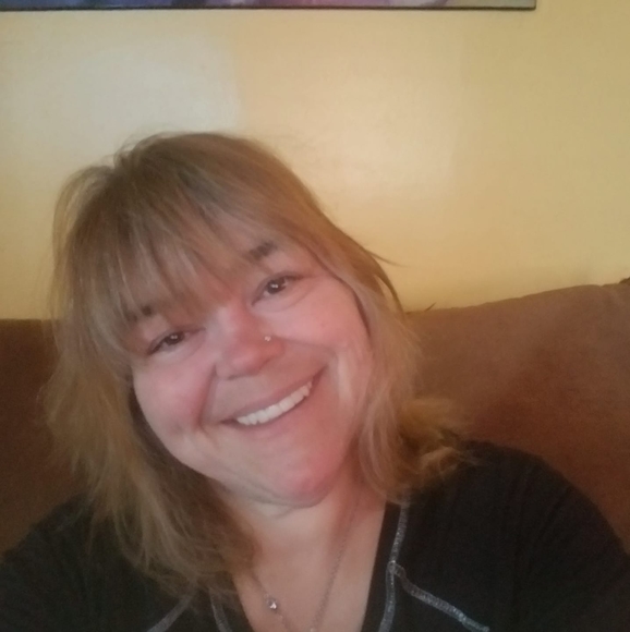 Profile Picture of Becky Renfro (@animals1672) on Poshmark