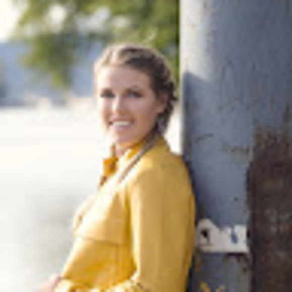 Profile Picture of Ava Swanson (@avswansonl) on Poshmark