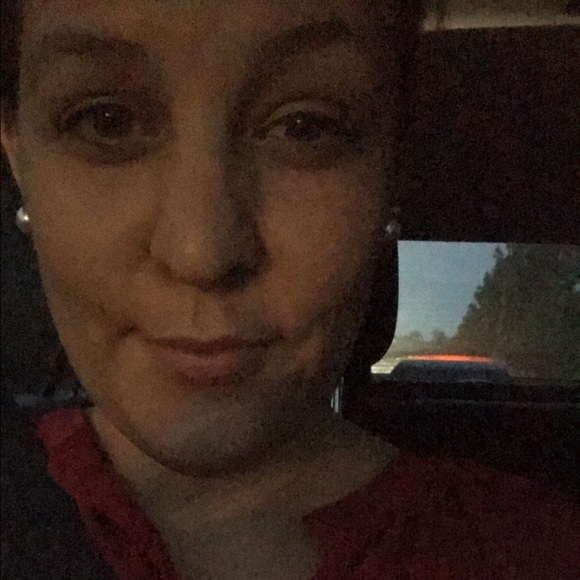 Profile Picture of Anna Stillinger (@astill0) on Poshmark