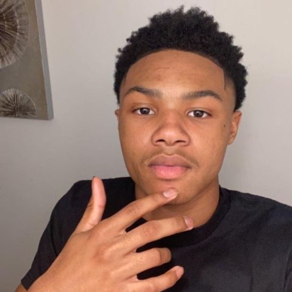 Profile Picture of Jakobe Jakobe (@jakobejakobe) on Poshmark