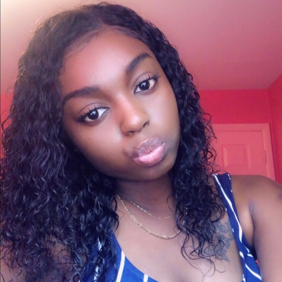 Profile Picture of Aleasha Drummond (@aleashadias) on Poshmark