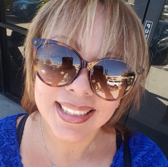 Profile Picture of Elizabeth Apolito (@salsasav2) on Poshmark