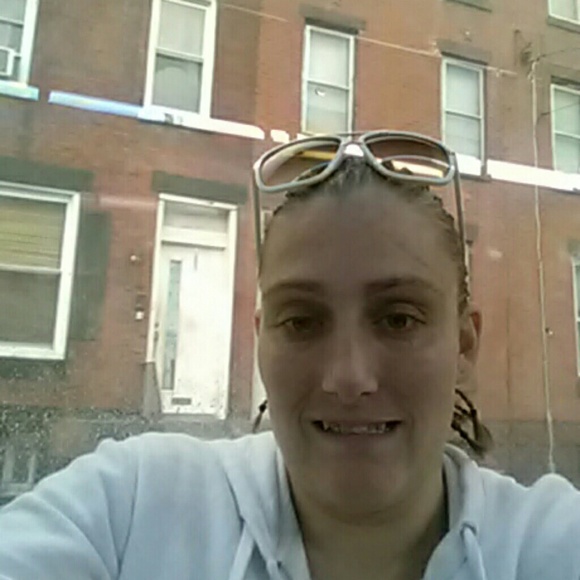 Profile Picture of Kimberly Antler (@kballer80) on Poshmark